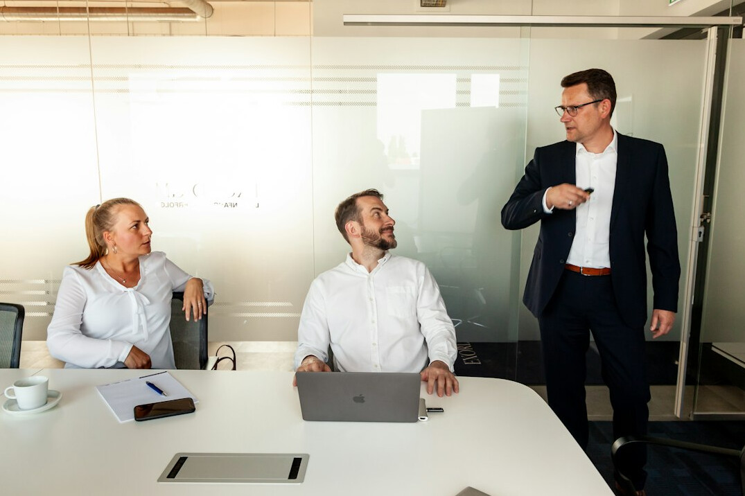 retail manager meeting with security team